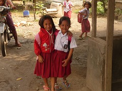 schoolmeisjes onderweg van Medan naar Bukit Lawang