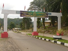 Welkom in Bukit Lawang (ipv blauw bordje met "hengelo")