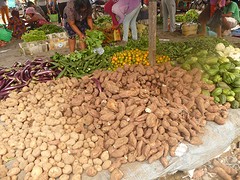 op de markt in Bukit Lawang