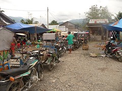 op de markt in Bukit Lawang