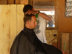 Martijn bij de kapper in Bukit Lawang