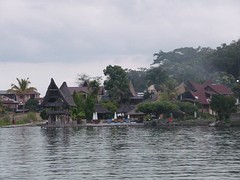 aankomst per boot op Samosir eiland, Tabo Cottages in Tuk Tuk