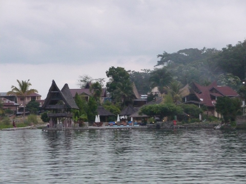 aankomst per boot op Samosir eiland, Tabo Cottages in Tuk Tuk