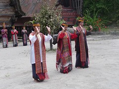 Traditionele dans in koningsdorp Huta Bolon (Toba Bataks), Simanind