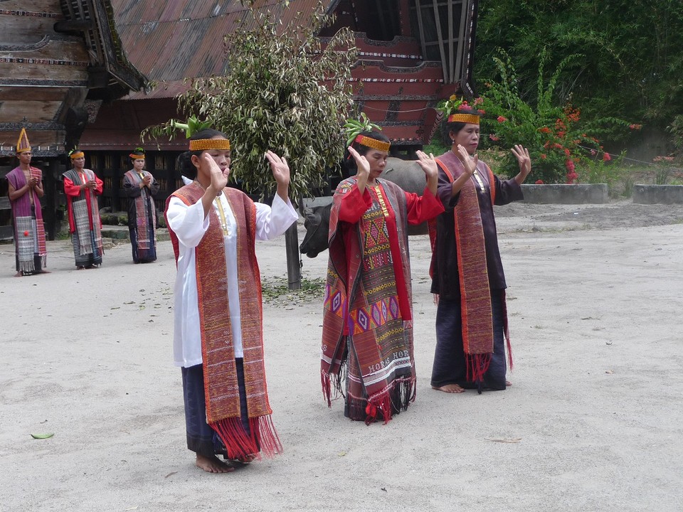 Traditionele dans in koningsdorp Huta Bolon (Toba Bataks), Simanind