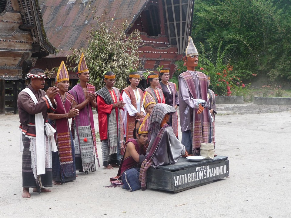 Traditionele dans in koningsdorp Huta Bolon (Toba Bataks), Simanindo