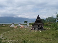 Toba- Batak huis en graven aan het Toba meer