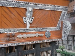 Symbolen op Batak huis: Borsten = vruchtbaarheid, salemander = gezondheid