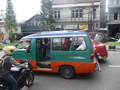 Angkot (busje wat volgens een vaste route rijdt)