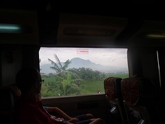 Zicht vanuit de trein op vulkaan
