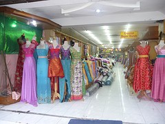 Eindeloze kleding en stoffenzaken in Yokyakarta