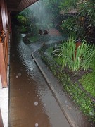 Puri Artha hotel, binnentuin, tijdens regenbui