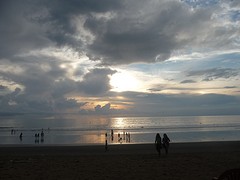 Ondergaande zon strand Kuta