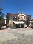 Voorheen het stadhuis van Leiva, nu een bar.