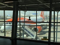 Wachten op boarden, Schiphol