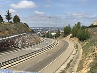 Voetgangersbrug over de snelweg met uitzicht op León