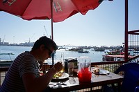 Almuerzo in een lokaal restaurantje in de haven