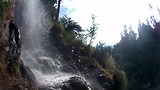 Onder de waterval door (bij Huanta)!