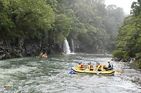 Even met de hele raft onder de 'douche'
