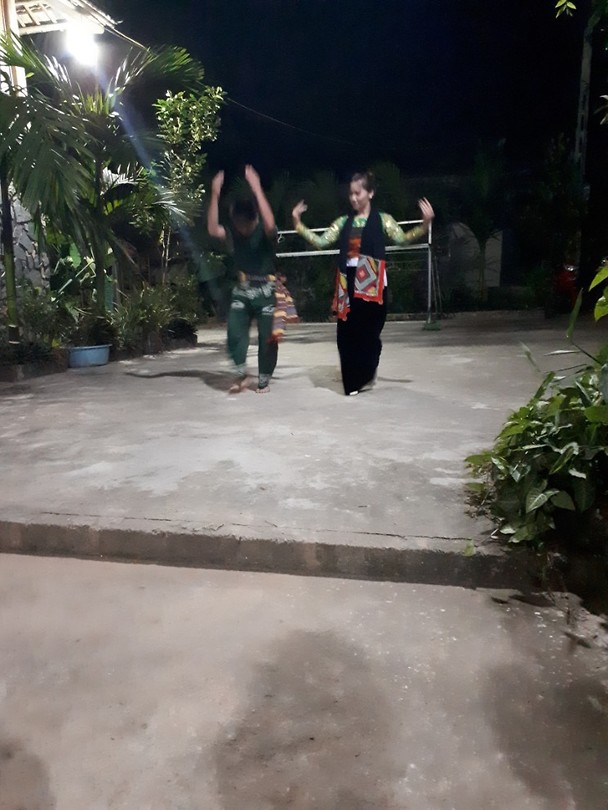 Vietnamese dancing