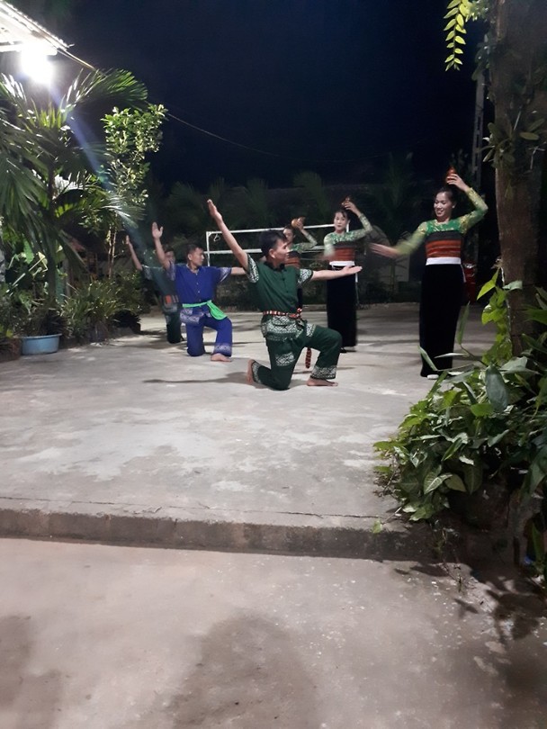 Vietnamese dancing