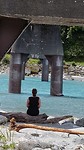 Onder een oude brug