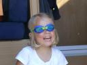 Tess met de zwembril van Tom