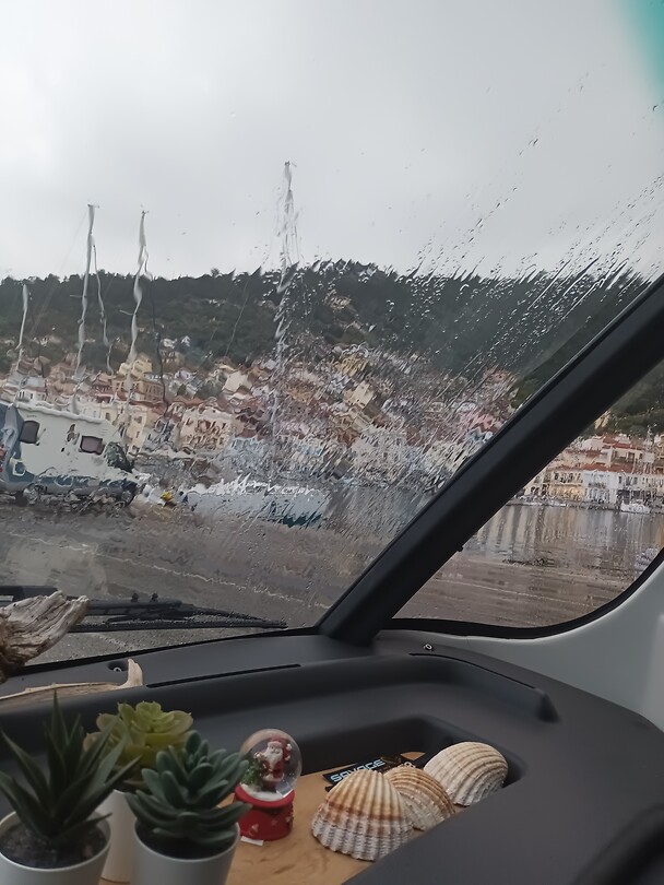 Regen in de haven