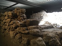 De romeinse waterput in de crypte van het kasteel