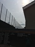 De muur en de afscherming van de huizen
