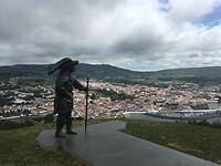 Het standbeeld met uitzicht op de stad