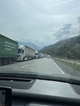 Kilometers vrachtwagens langs de weg