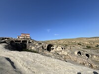 Het kerkje bovenop de grotten