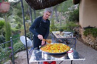 Camping baas Joost maakt heerl;iojke paella