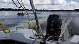 Waterpret op luchtbed achter speedboot