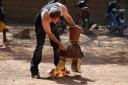 In een korte pauze word de djembe even getuned
