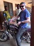 Piet op de moto van medewerker geboorteregistratie