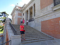 Maria op de trappen van het Prado museum.