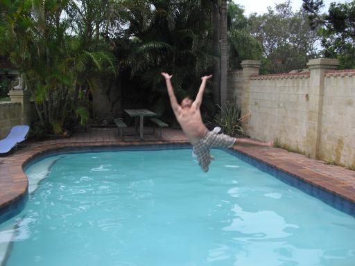 zwembad bij hostel in Byron Bay