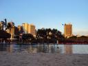 Aangelegd strand midden in 't centrum van Brisbane