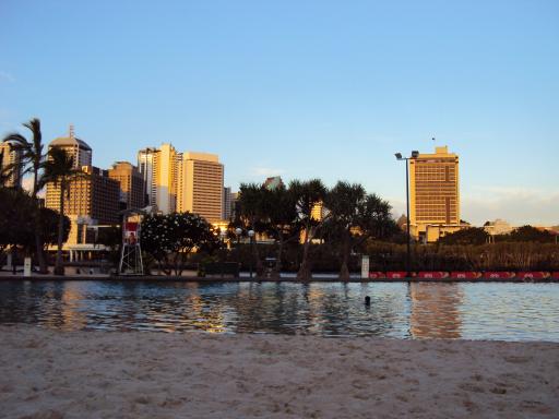 Aangelegd strand midden in 't centrum van Brisbane