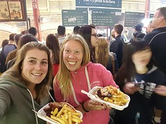 Lekker smikkelen op de Night market op Victoria market