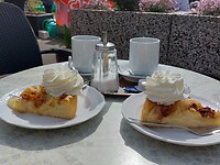 20220412 - Apfeltorte mit Sahne und Kaffee