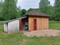 20220516 We legen het toilet bij de het servicepunt op de camping in Saint-Quirin