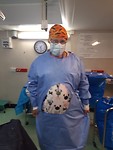 de bloedvlekken worden na de ingreep uit het schort geknipt. Eronder mijn "crazy friday" shirt.