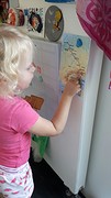 Isa houdt op de kaart bij waar opa en oma zijn.....