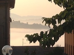 Mist in het dal van de Tiber