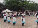 dansje op een plein in Lijiang