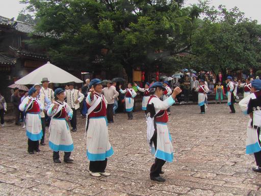 dansje op een plein in Lijiang