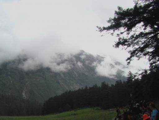 Snow mountain top in de wolken